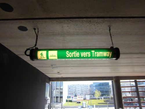 トラム乗り場への出口のサインもばっちり！