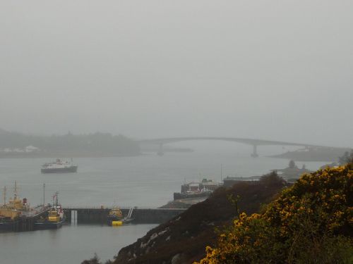 雨に煙るウカイ・ブリッジ。画面右側がイギリス本土