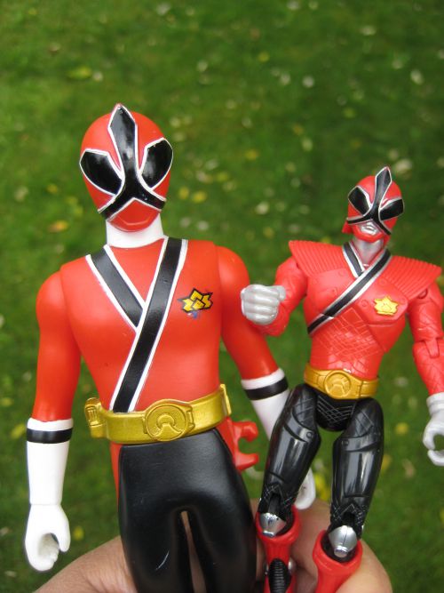 同じヒーローでも顔つきも体つきも異なります。左が日本、右がアメリカのシンケンレッド