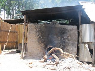 オーブンというより「かまど」という表現の方が似合う風貌。