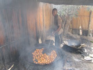 「マンダジ」と呼ばれるドーナツを炭火のかまどで作っています。