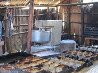 パンをこねるミキサーと角食用の型。