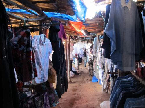 街で最大の洋服市場の中。