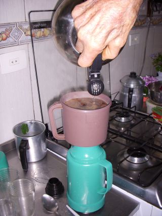 保温ポットに直接コーヒーを抽出する様子