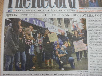 実は娘も参加したパイプライン建設反対のデモ（The Record紙）
