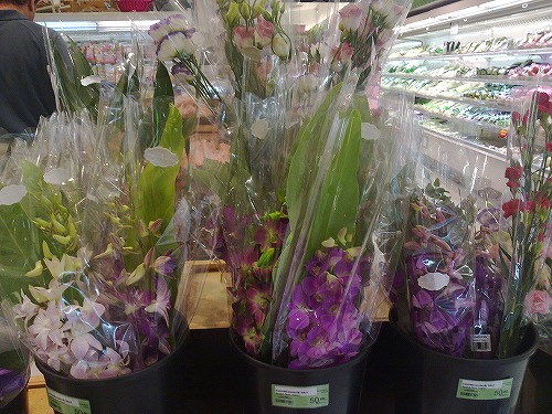 スーパーの花売り場