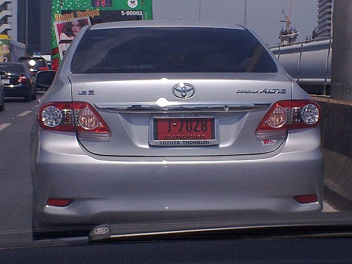 新車の象徴「赤いナンバープレート」