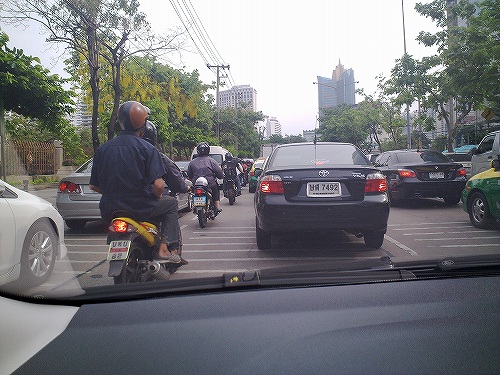 正式なナンバープレートは白色