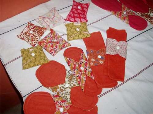 折りたたみの小さなものがひとつ250Nrs.　柄も色々。