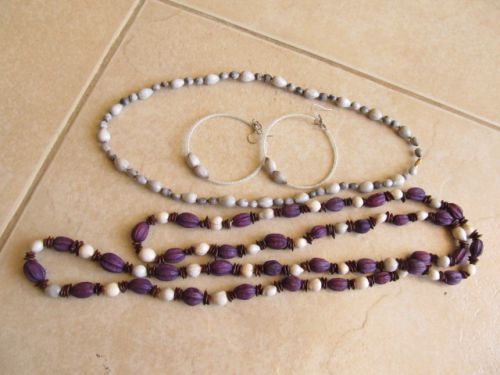 植物の種を使ったアクセサリーも売られています。