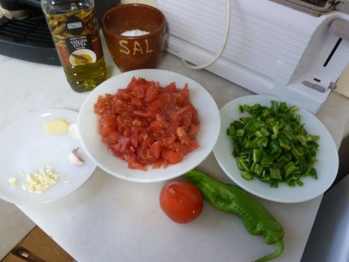 ピスト作りの材料。美味しいトマトを大量に買い込んだときは必ずピストソース作り！