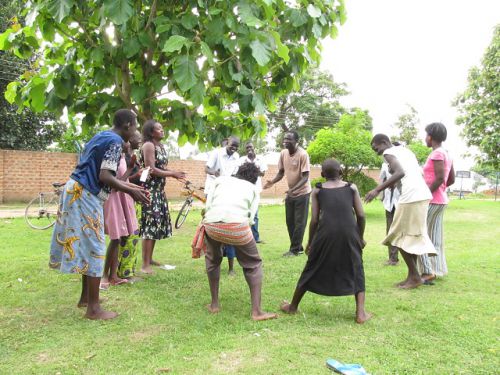 こちらはこの地方伝統の「ルグバラダンス」の練習風景。