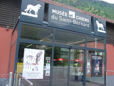 博物館の入り口を入ると、大きなセント・バーナードのぬいぐるみがお出迎えしてくれます。