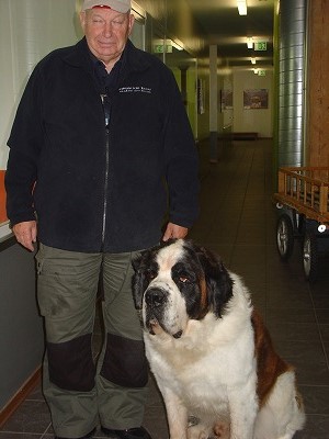 飼育員さんと、飼育されている犬たちの一頭。７歳で体重は７０ｋｇあるそうです。