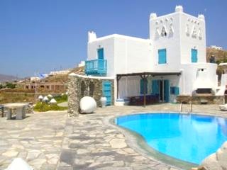 典型的な、白い壁の家々。