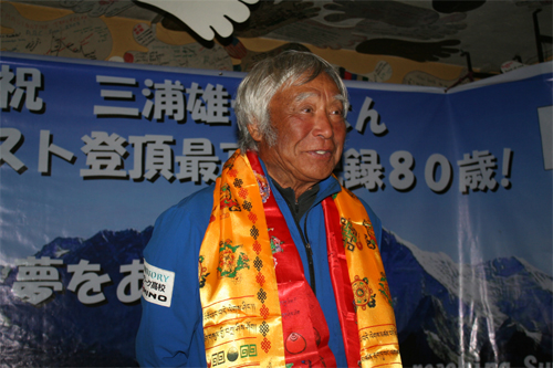 歓迎の吉祥布カタを掛けていらっしゃいます。