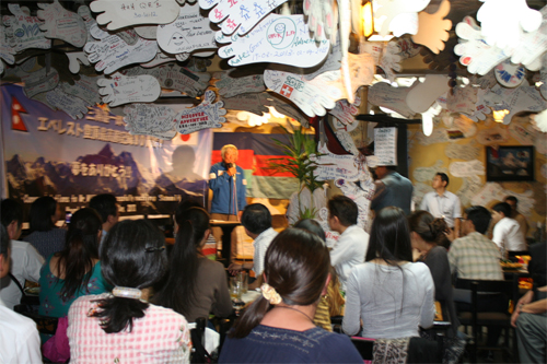 エベレスト登頂者は飲み放題食べ放題というレストラン「ラムドゥードゥル」にて