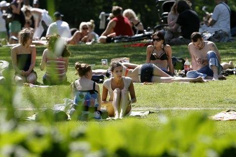 日光浴もいいですが、ゴミを散らかさないで！