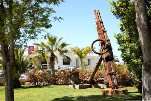 オフィス前にある公園は、常にきれいな状態。