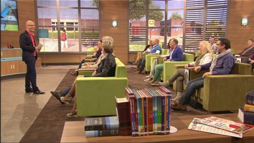 番組内で、成績表を受け取る親たち。（写真提供：ＫＲＯ）