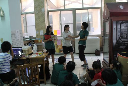 卒業式当日披露するお芝居の練習