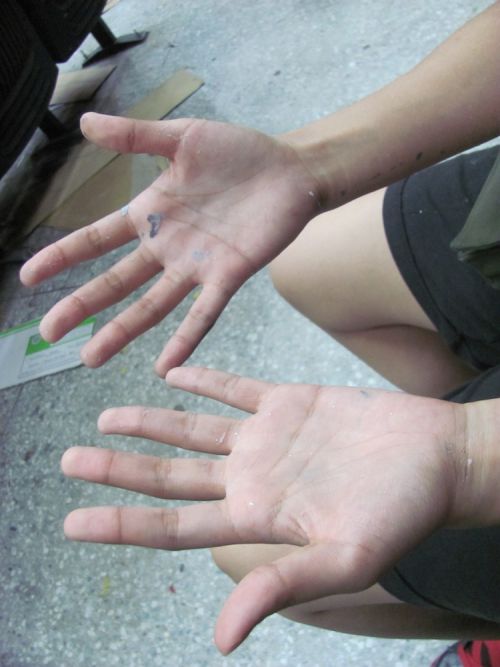 舞台スタッフの手は生傷とペンキが