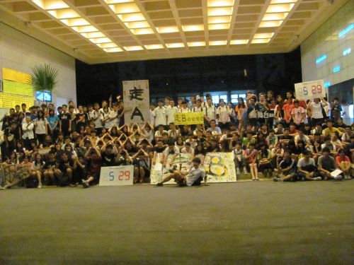 毎日19:00に集合して、記念撮影