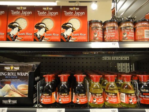 日本食コーナー　米、　醤油、酢、照り焼きのたれなど