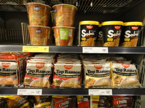 右上はチリ味日清焼きそば、下は日清TOPラーメン