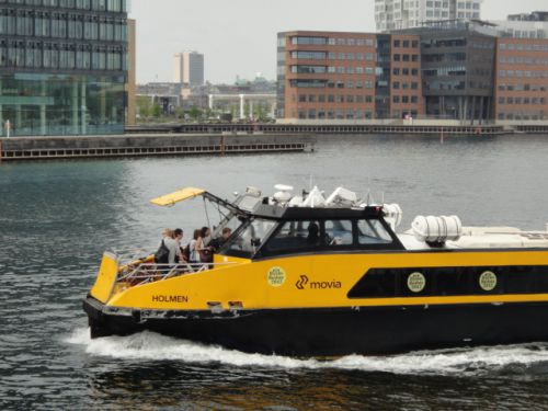 水上バス　地上のバスと同じ黄色