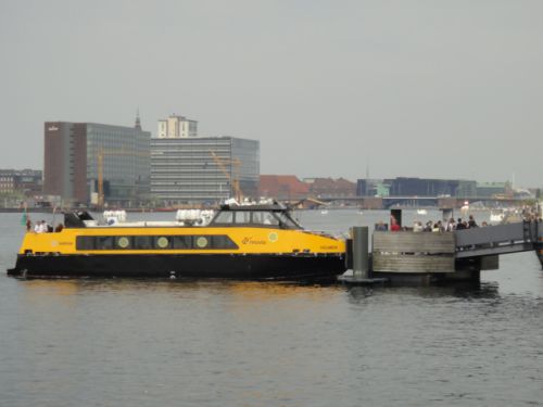 船の先端に乗り降りする場所があります。