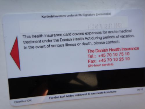 裏には海外で怪我をした場合のために英語で説明が