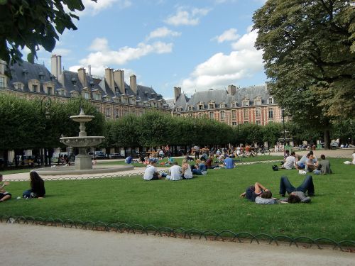 夕暮れ時のパリのヴォージュ広場にて