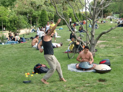 公園は、音楽家や大道芸人の練習場としては最高かな。