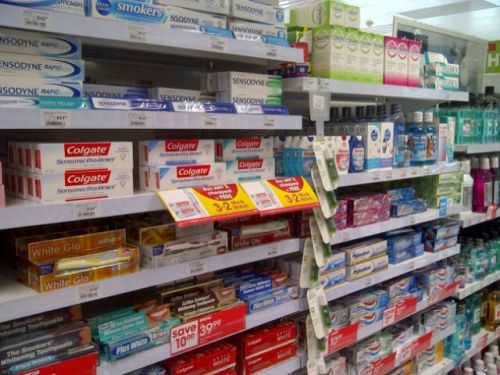 ドラッグストアでは、多彩な種類の歯磨き用品が売っています。