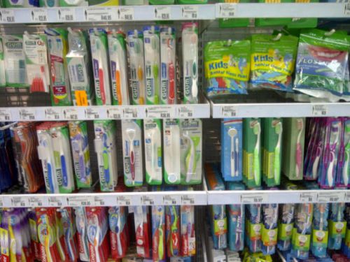 大人用歯ブラシのヘッド部分は、日本に比べ大きめです。