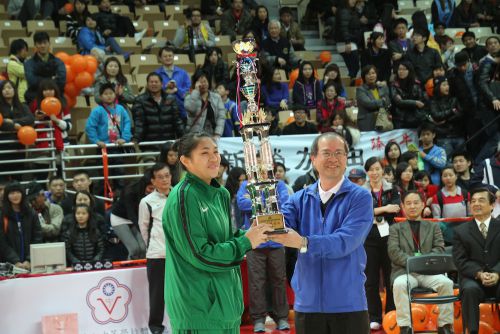 表彰式での様子、トロフィーの受け取りはキャプテンの朱倖伽