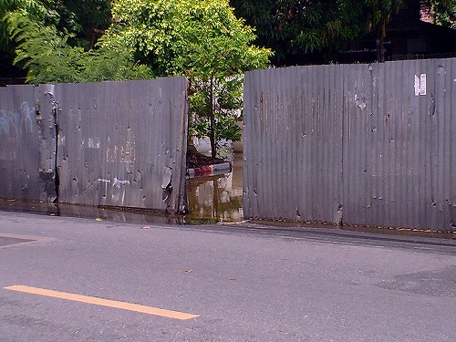 隙間から失礼！水が溜まっています