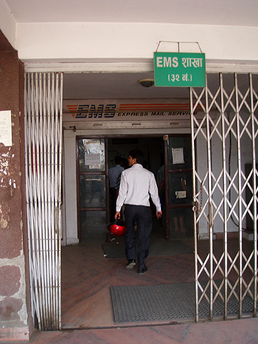 日本人がイメージする郵便局とは全く違い、汚くて、薄暗く、臭い倉庫のようです。