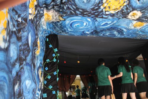 ゲートも手作り。幻想的な世界が出来上がっています