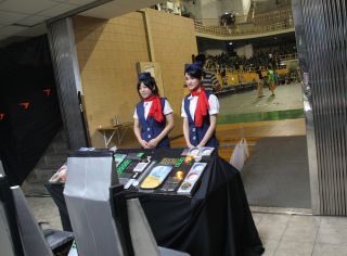 中では2名の客室乗務員がコクピットの前でお出迎え