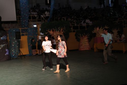 3年生の担任の先生方の入場。誘導も実行委員会のメンバーです。