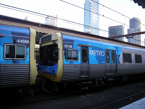 空と同じブルーの車体