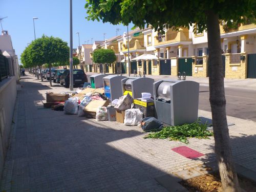 分別用のゴミ箱。このゴミ箱は地面の下にまで広がっていて実はとても容量の大きいゴミ箱です。ゴミ回収時は大きいトラックがこのゴミ箱をクレーンでつり上げ、地面の下に隠れている容量の部分も処理していきます。