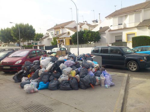 ゴミ回収会社のストライキによって回収されていないゴミの山（ゴミ箱周辺）