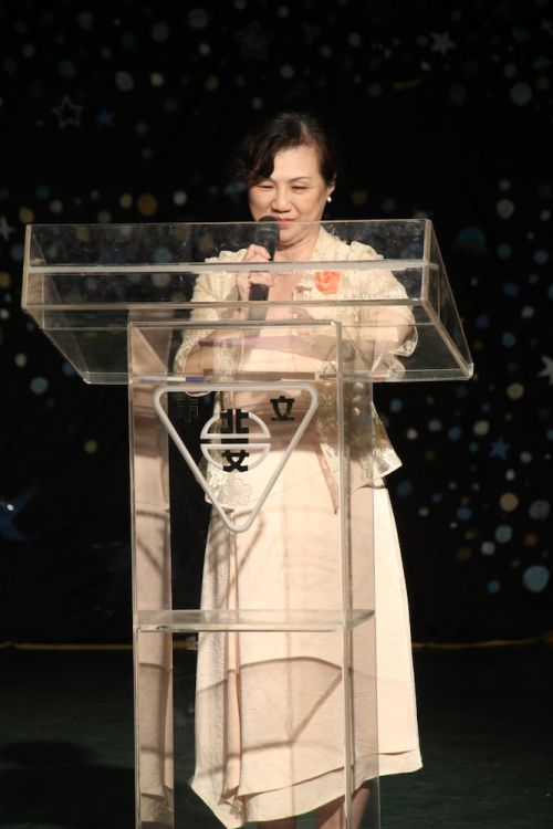 あいさつをする張碧娟（ジャン・ビージュエン）校長