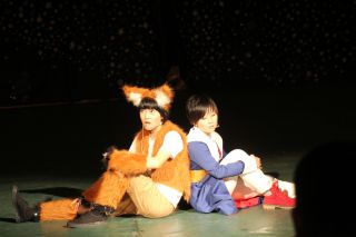 お芝居の主役・王子（右）と友達の狐（左）