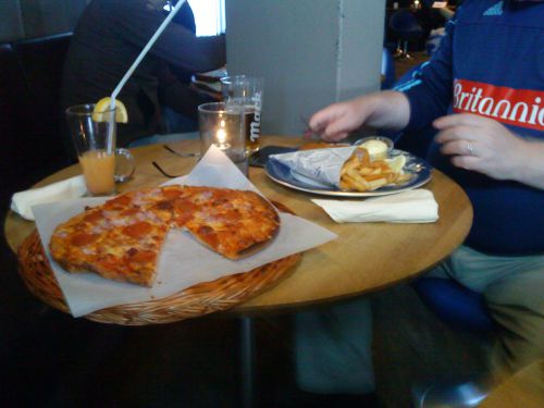 レストランにもピザやサラダ、肉料理、魚料理…と色々揃っています。