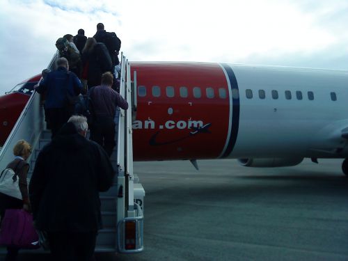 オスロへと向かう飛行機、ノルウェー国内であってもスヴァルバード諸島はシェンゲン条約圏外なので、出入時にはパスポートコントロールがあります。そのためオスロでは国際ターミナルからの発着です。