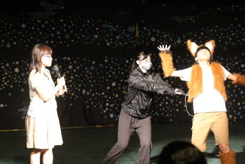 お芝居の様子。左端は学校の先生